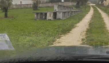 Postes em propriedade privada.