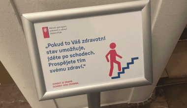 Nová cedulka ve sněmovně