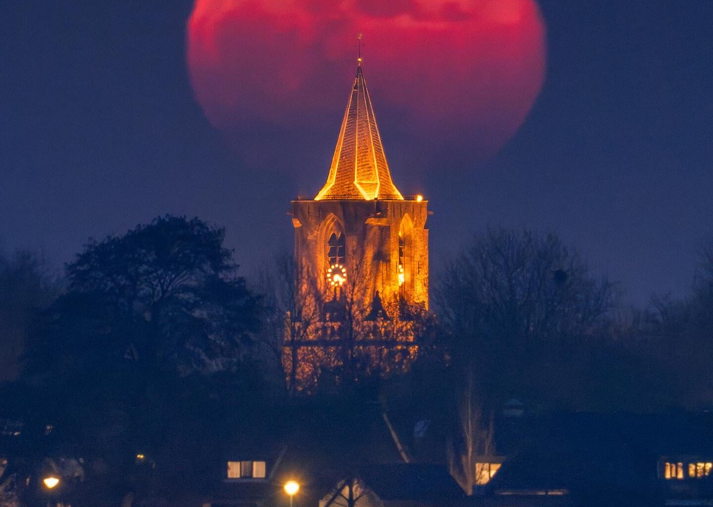Maanopkomst boven Bunschoten-Spakenburg gisteravond