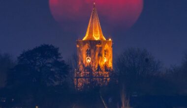 Maanopkomst boven Bunschoten-Spakenburg gisteravond
