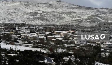 Crianças e idosos retirados de autocarro preso na neve em Castro Daire