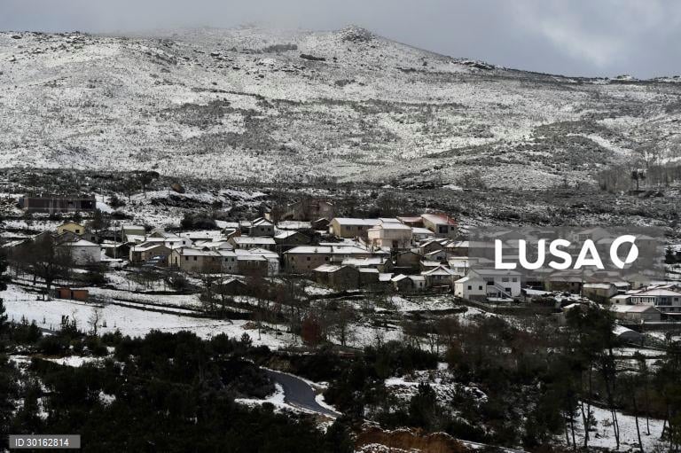 Crianças e idosos retirados de autocarro preso na neve em Castro Daire
