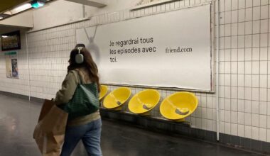 "On va être encore plus dans une dépendance émotionnelle" : qu'est-ce que "friend.com", ce collier IA qui fait sa pub dans le métro parisien ?