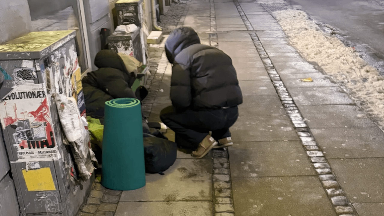 Mand fundet bundfrossen på gaden – ''det er alvor lige nu'' [Hjemløse er ved at fryse ihjel på gaden i Danmark]