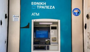 Νέος σάλος με την Εθνική Τράπεζα: Μετά τους τραπεζικούς λογαριασμούς, βάζει προμήθεια στις χρεωστικές κάρτες