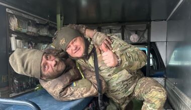Wounded Ukrainian Soldier Captured, Persuades Russian Troops to Surrender