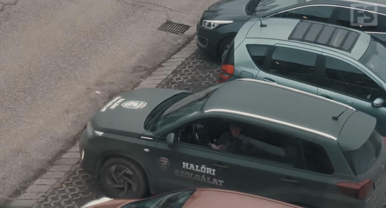 Tatabánya központjában, munkaidőben, Szűcs Lajos magán gárdája. A szakma ami mindenre is jó: a halőr. Milliárdos mutyik eredménye és helyi kiskirályok.