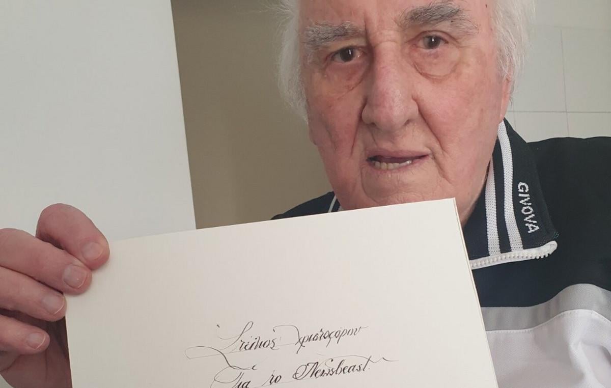 «Η τεχνολογία έσβησε την καλλιγραφία» – Ο Στέλιος Χριστοφόρου, ένας από τους τελευταίους Έλληνες καλλιγράφους στο Newsbeast