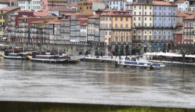 Assim se encontra o Rio Douro neste momento. Muito perto das margens, será que vai continuar a subir?