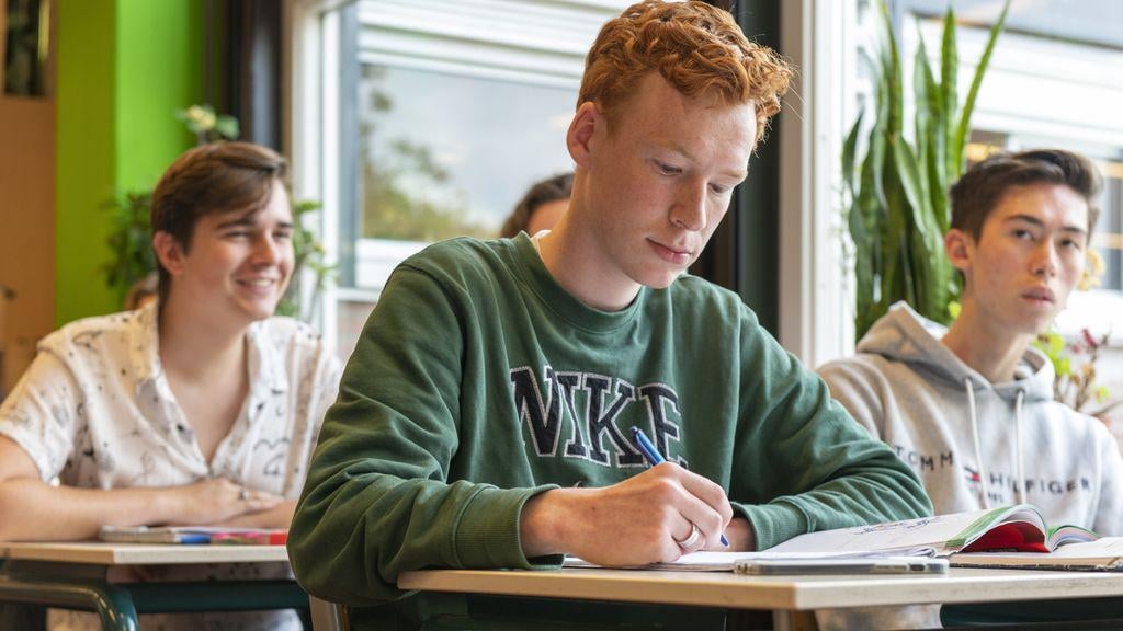 Staatssecretaris dreigt met ingrijpen bij uitgevers van wegwerpschoolboeken