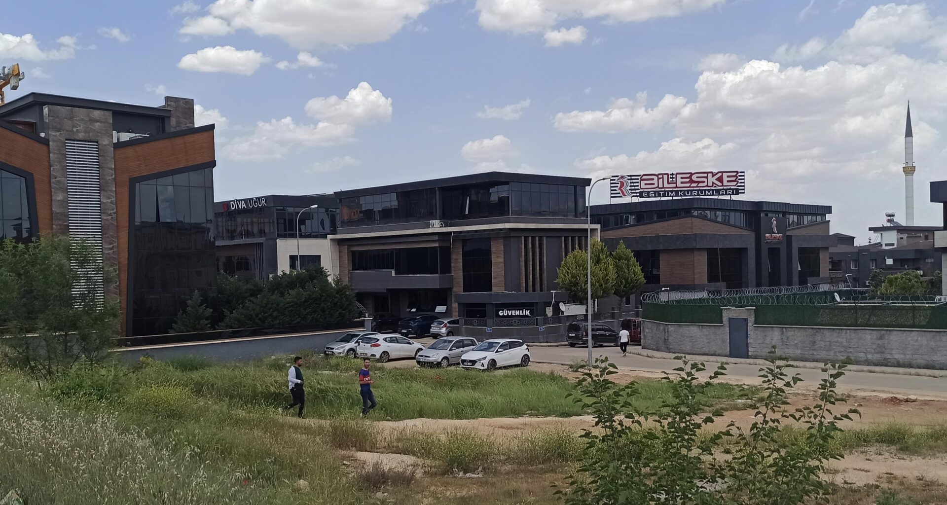 Elitist mimari neden siyah ve kahverengine döndü.
