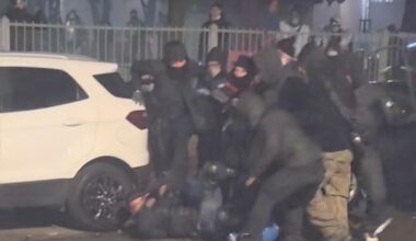 Torino, in un video la brutale aggressione a un poliziotto: colpito a martellate dagli antagonisti pro Askatasuna