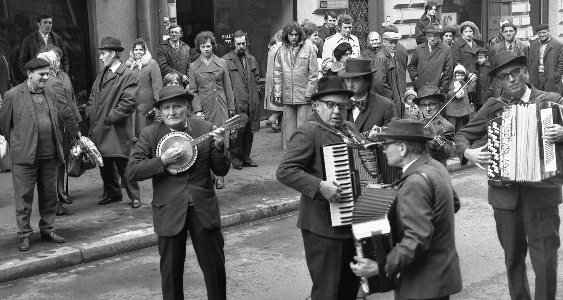 Street performers in Krakow. (1973) [1944×2048]