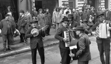 Street performers in Krakow. (1973) [1944×2048]