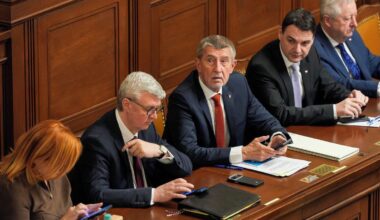 Koukám že Babiš už začal svoji Prcinku stavět do latě :-D