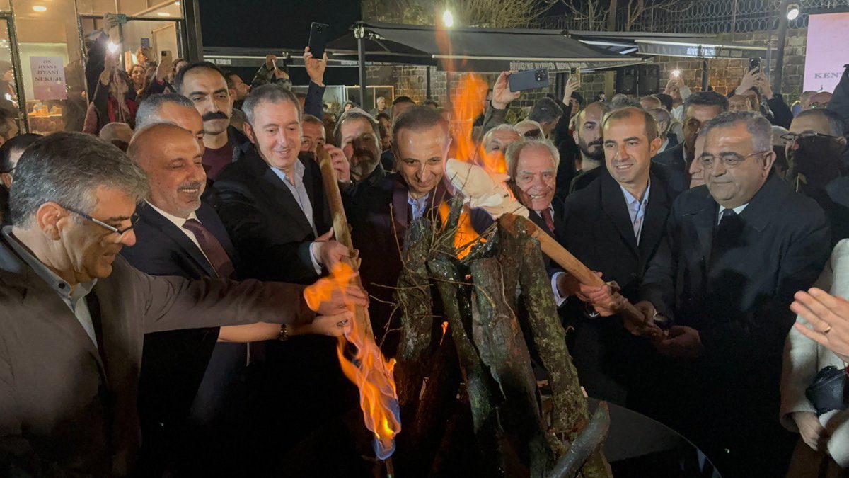 Sezgin Tanrıkulu, 12 vatandaşımızı yakarak öldüren Çetinkaya katliamı faili Çetin Arkaş ve 13 vatandaşımızı katleden Mavi Çarşı katliamı faili Veysi Aktaş ile bir araya geldi.
