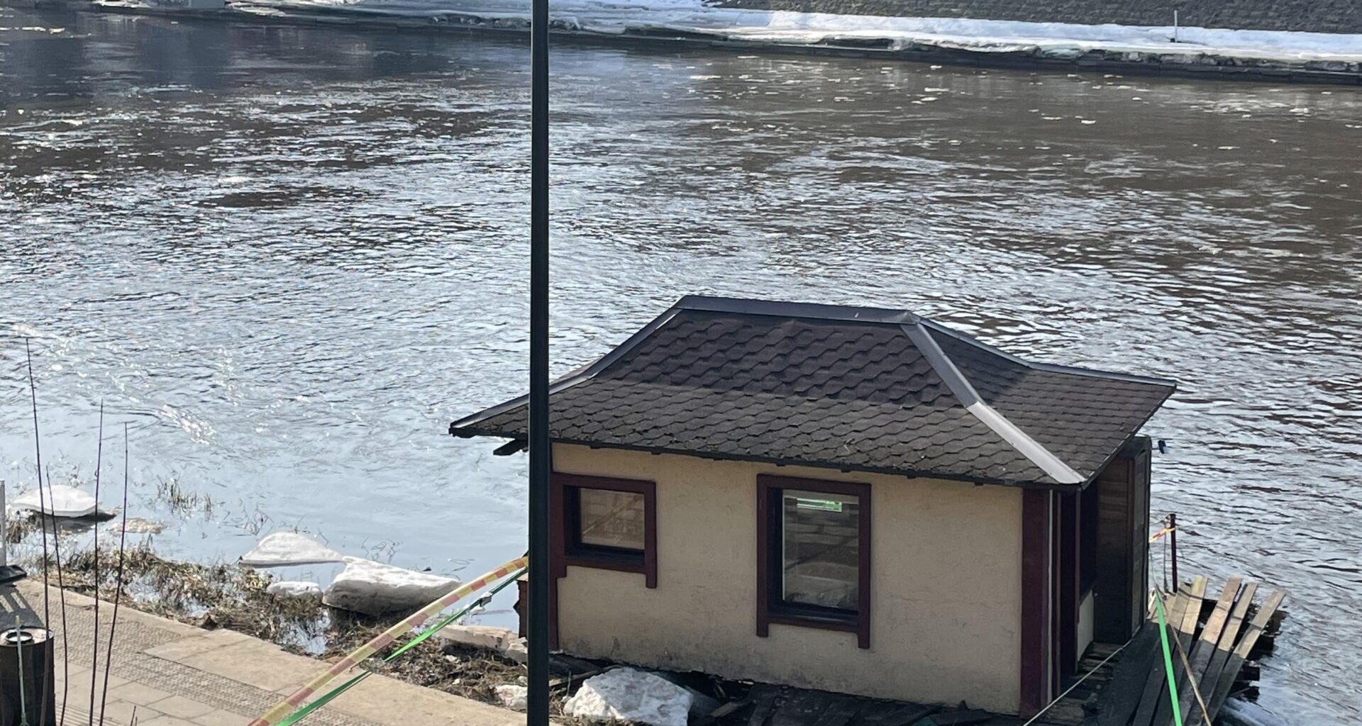 “Floating house” is parked now :)
