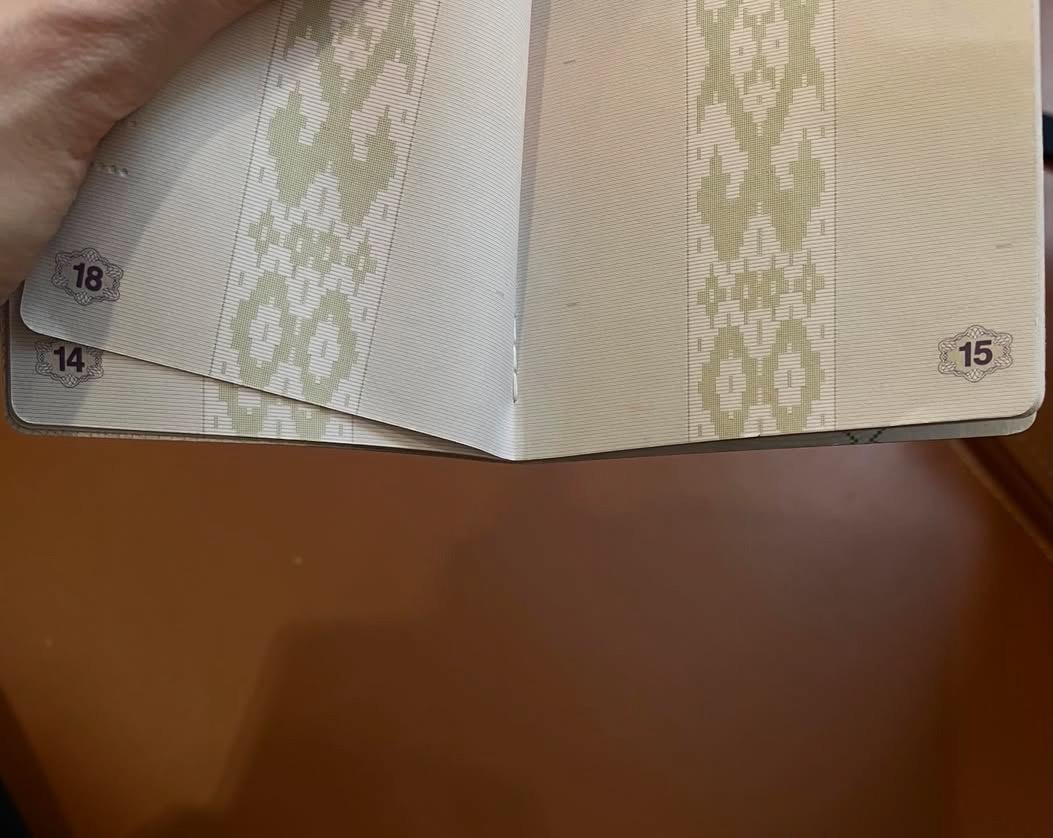 Што рабіць у сітуацыі калі пры вырабе пашпарта зашылі адну са старонак не тым бокам?