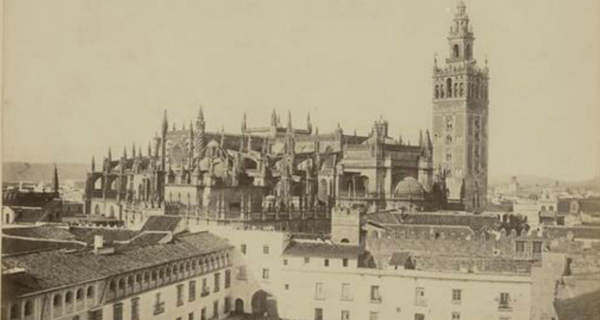 Patio de Banderas, la Catedral y la Giralda año 1870