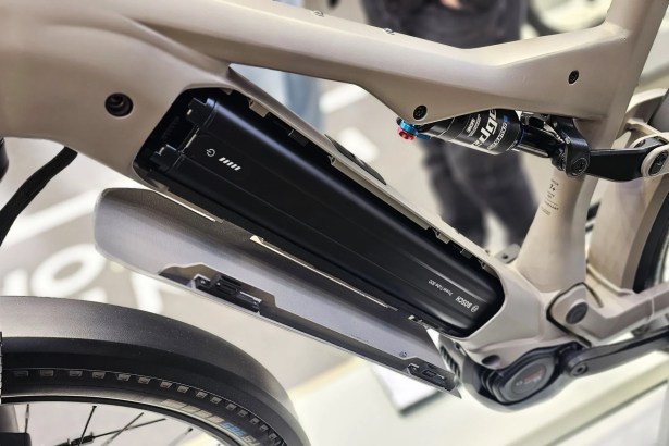 Le cadre haut du 7+ offre un cache de batterie à clapet ! // Source : M. Lauraux pour Frandroid