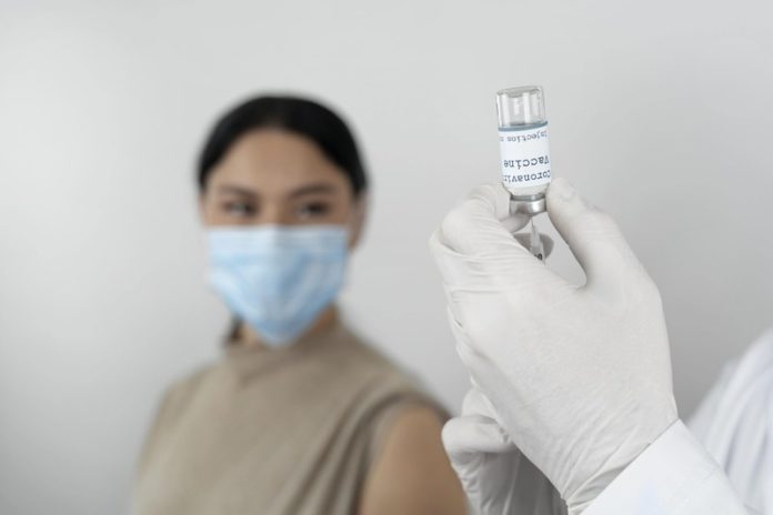 nouvelle campagne vaccination covid printemps Ma Santé Une femme qui se fait vacciner pendant la nouvelle campagne de vaccination contre le Covid.