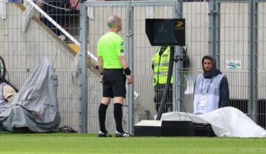un arbitre adresse un coup de karaté au visage d’un membre d’un staff