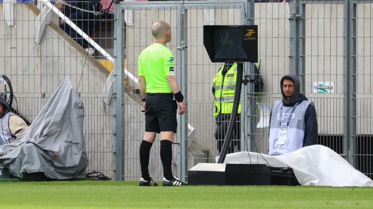un arbitre adresse un coup de karaté au visage d’un membre d’un staff