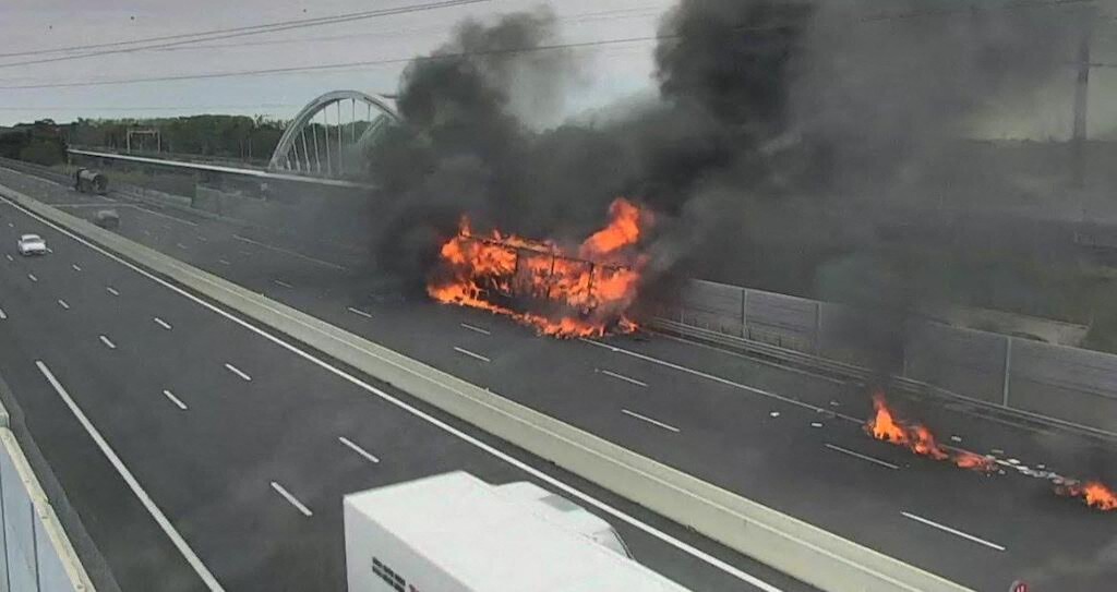 un semi-remorque est en feu sur l'autoroute A9