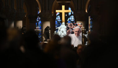 Les fidèles se rassemblent à Notre-Dame de Paris pour une messe en hommage au pape François