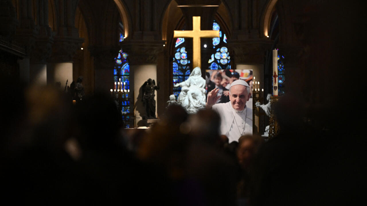 Les fidèles se rassemblent à Notre-Dame de Paris pour une messe en hommage au pape François