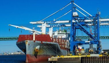 Encombrés par les stocks, les ports américains subissent les revirements tarifaires de Trump