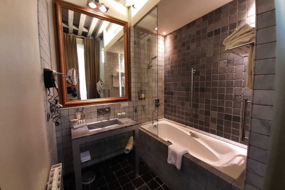 Les salles de bains sont faites sur le même modèle.