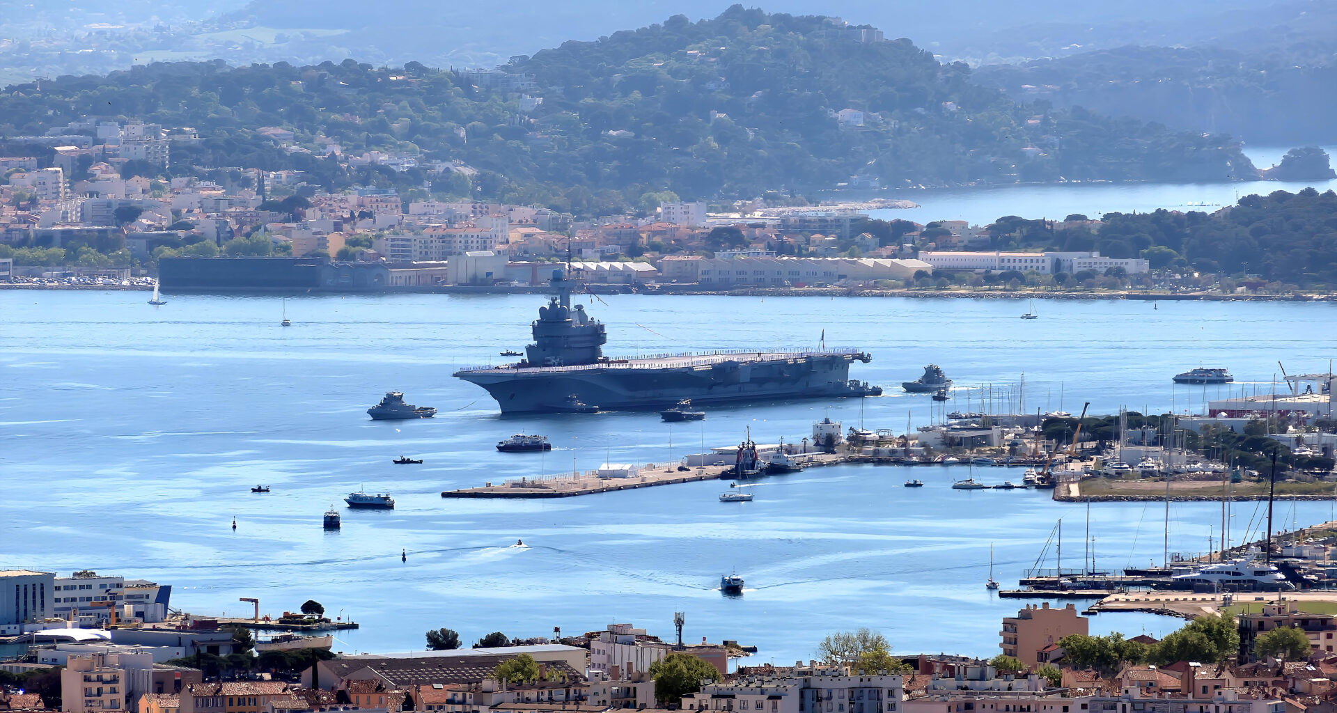 Le porte-avions Charles de Gaulle est rentré à Toulon