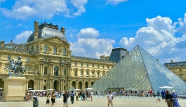 La grande pyramide du Louvre est le symbole du musée. Elle mesure 21 mètres de haut : c’est la taille d’un immeuble de 6 étages ! Elle se compose de 603 losanges et 70 triangles de verre. (© Fabien Olart / Hemis.fr / AFP)
