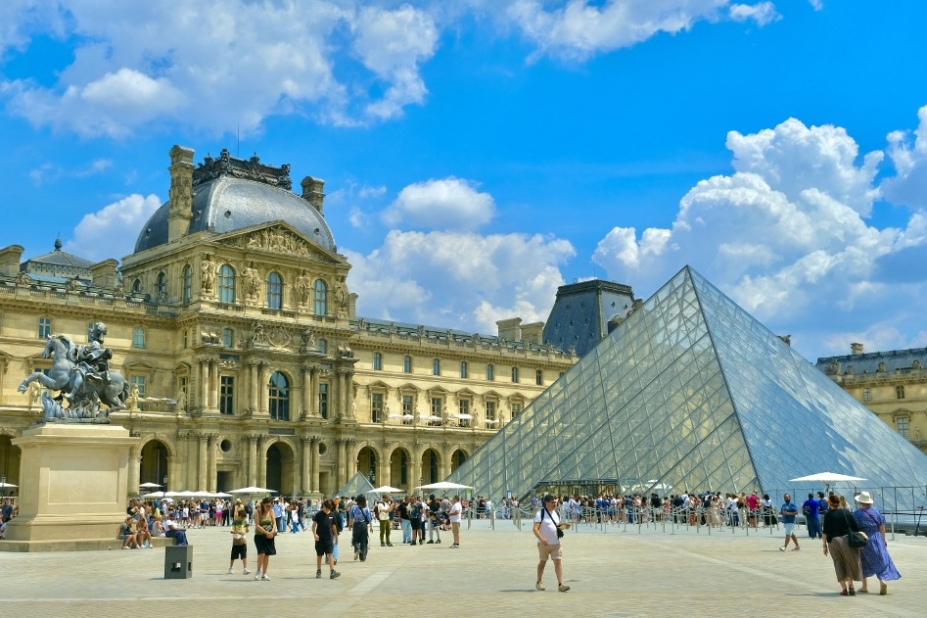 La grande pyramide du Louvre est le symbole du musée. Elle mesure 21 mètres de haut : c’est la taille d’un immeuble de 6 étages ! Elle se compose de 603 losanges et 70 triangles de verre. (© Fabien Olart / Hemis.fr / AFP)