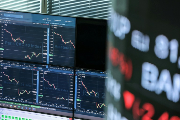 Des écrans d'indices boursiers dans le bâtiment de la bourse Euronext, à La Défense, à l'ouest de Paris, le 7 avril 2025 ( AFP / Thomas SAMSON )