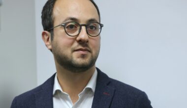 Saïd Benmouffok, coordinateur de la section parisienne du parti Place publique au siège de la formation à Paris, le 25 janvier 2025 (Thomas SAMSON)