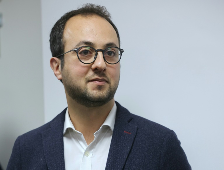 Saïd Benmouffok, coordinateur de la section parisienne du parti Place publique au siège de la formation à Paris, le 25 janvier 2025 (Thomas SAMSON)