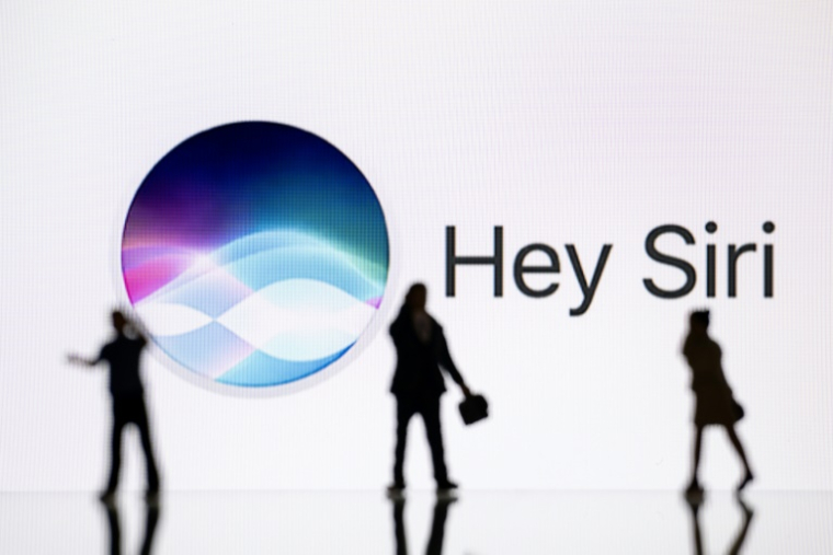 Le report par Apple du lancement de la nouvelle version de son assistant vocal Siri, dopé à l'intelligence artificielle (IA), a effrité un peu plus l'image d'innovateur de la marque à la pomme et accentué son retard dans la course à l'IA ( AFP / SEBASTIEN BOZON )