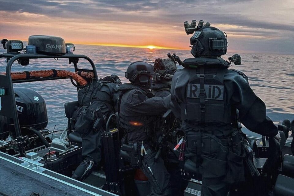 Les hommes du Raid ont sécurisé l'opération de police en mer de la Manche, dans la nuit de jeudi 3 à vendredi 4 avril 2025.