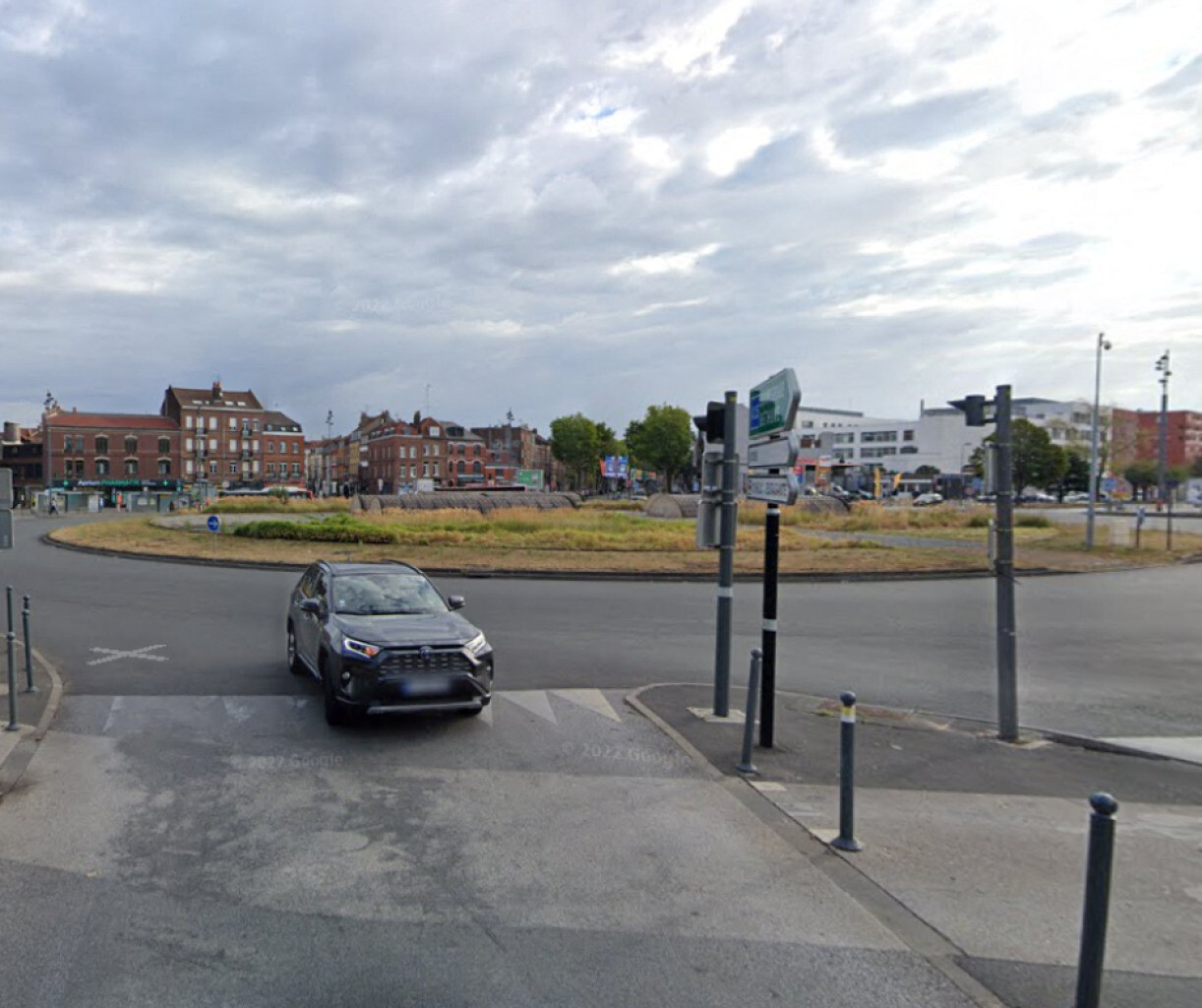 Lille. Sans permis et sous stups, il prend le rond-point des Postes à contresens pour échapper à la police