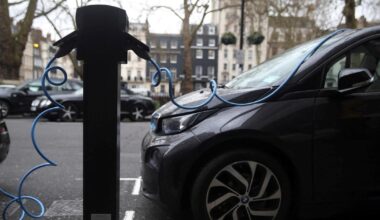 le Royaume-Uni assouplit ses règles de la fin des ventes de véhicules thermiques en 2030