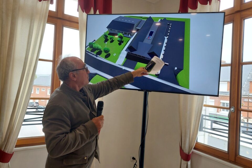 L'architecte présente le projet.