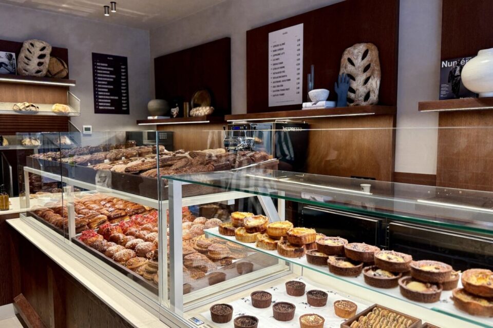 La boutique est plus petite que la première, mais la gamme de produits est bien diversifiée.