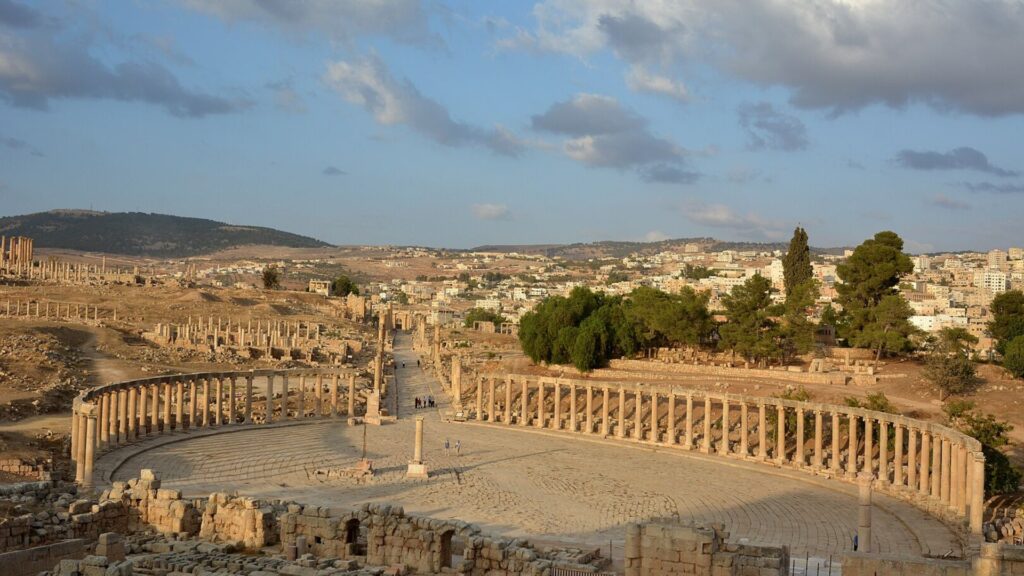 La Place ovale à Jérash et le Cardo maximus dans son prolongement. // Source : Wikimédia