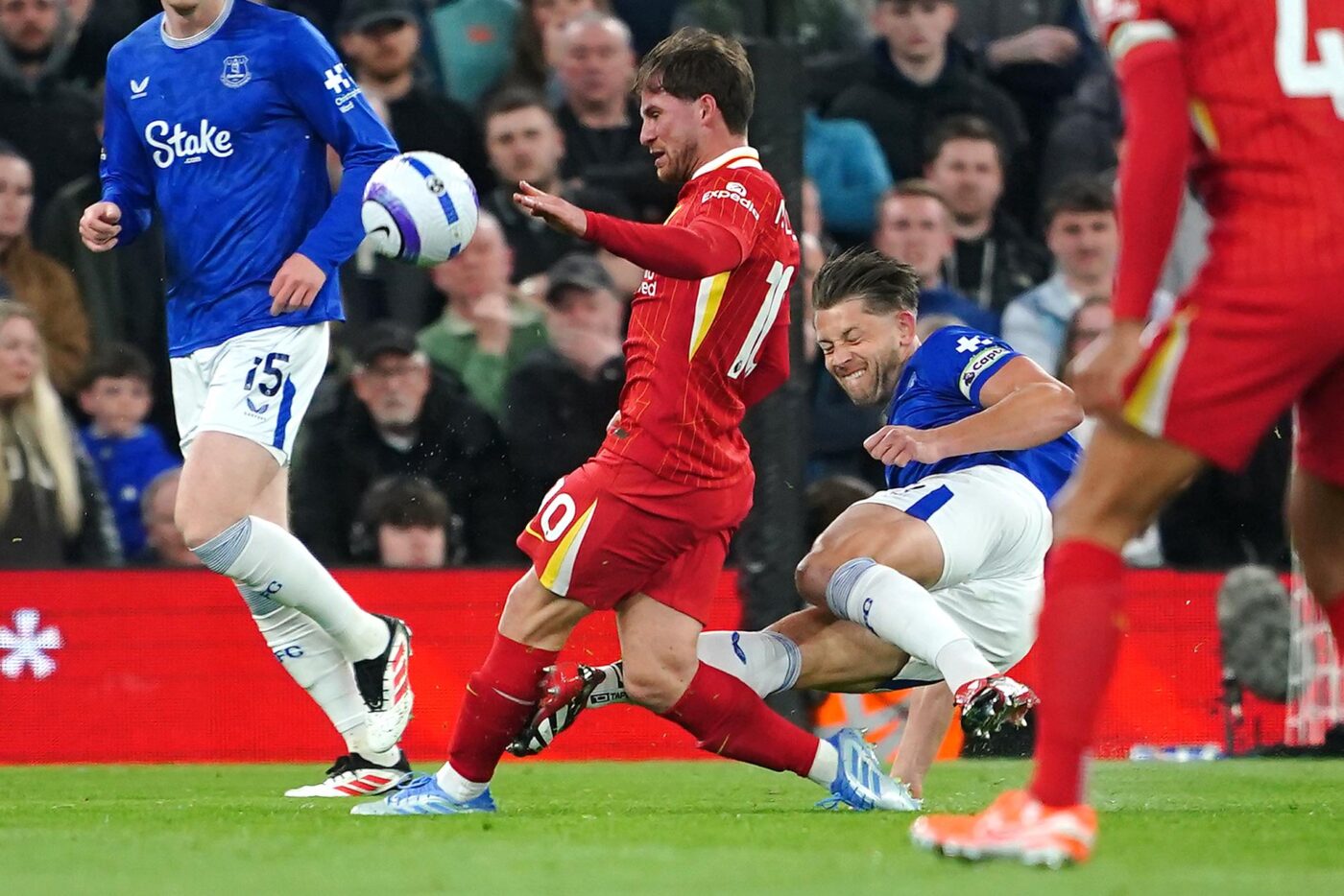 Le tacle assassin de Tarkowski sur Mac Allister - Premier League - J30 - Liverpool-Everton (1-0)