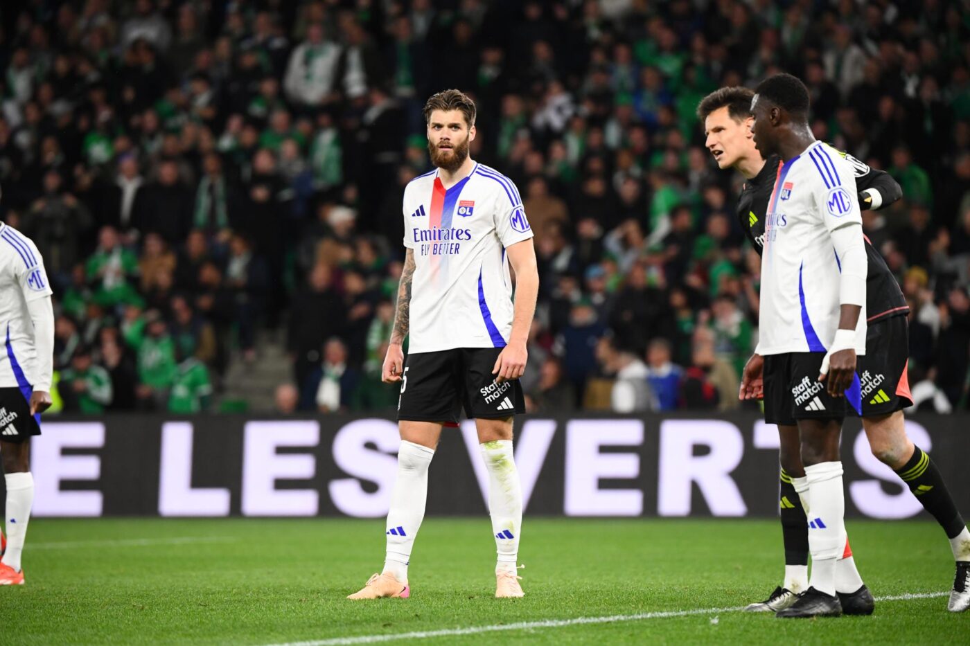 Saint-Étienne-Lyon : quenelles gratuites pour bien digérer la victoire dans le derby - ligue 1 - J30 - Saint-Étienne-Lyon (2-1)
