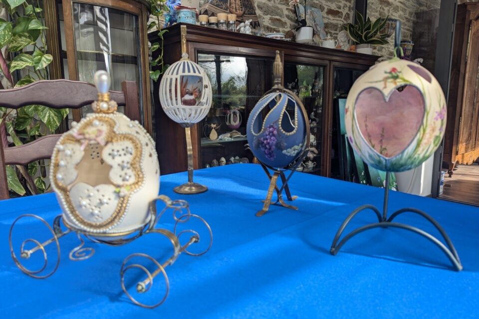 Quelques-uns des oeufs d'autruche sculptés.
