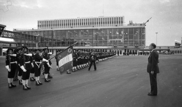 12 avril 1975. Valéry Giscard d’Estaing est encore un tout jeune président, élu depuis moins d’un an, lorsqu’il vient inaugurer Satolas. En 2000, l’aéroport lyonnais prendra le nom d’Antoine de Saint-Exupéry à l’occasion du centenaire de la naissance de l’aviateur écrivain né à Lyon. Photo archives Le Progrès