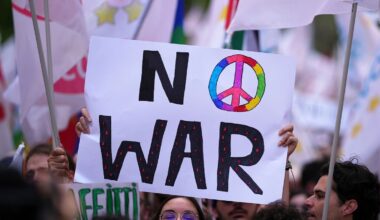 Rome : des milliers de personnes dans les rues avec des M5 contre le plan de réarmement de l'UE